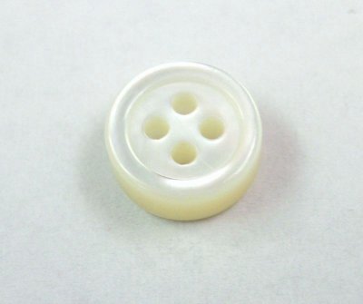 画像2: 白蝶貝  貝ボタン  4mmの厚みの定番型　シャツに最適 抜群の存在感 SH-117-4mm