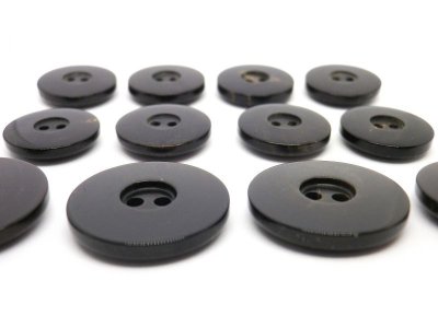 画像3: 本水牛ボタン　スーツ(1)着分　漆黒　穴の細い2穴 イタリア型　BH-1