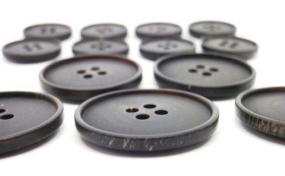 画像3: 本水牛釦　コート (1)着分 つや消し黒色  No.955H-00B　普通穴バージョン