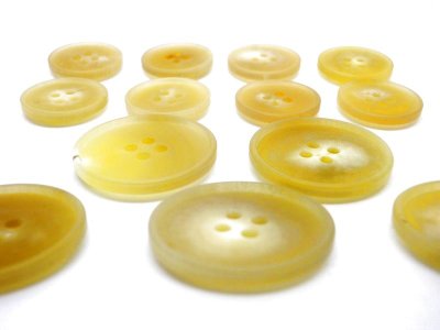 画像3: 本水牛釦　コート (1)着分 つや消しの超貴重なベージュ色  No.955H-LB　普通穴バージョン