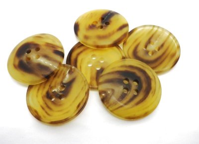 画像4: 本水牛ボタン つや消しの貴重な薄い茶色  No.955H-LMB　コート専用普通穴バージョン