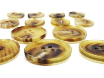 画像4: 本水牛釦　コート (1)着分 つや消しの貴重な薄い茶色  No.955H-LMB　普通穴バージョン