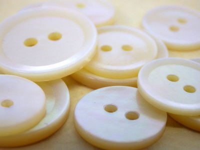 画像4: 白蝶貝 貝ボタン シャープな2穴　スーツ1着分　 SPH-1172