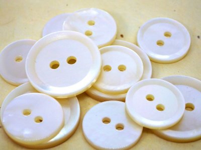 画像3: 白蝶貝 貝ボタン シャープな2穴　スーツ1着分　 SPH-1172