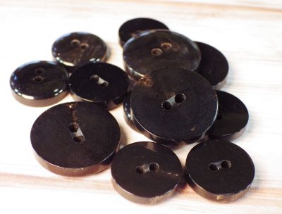 画像3: 本水牛ボタン　スーツ(1)着分　シンプルな真っ平ら型2穴　糸道付で安心　漆黒色　No. 630