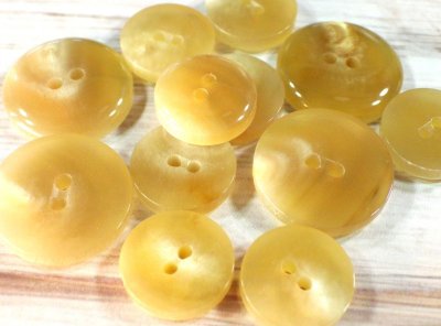 画像4: 本水牛ボタン スーツ(1)着分 シンプルな真っ平ら型2穴 糸道付で安心 超貴重なベージュ色 No. 630