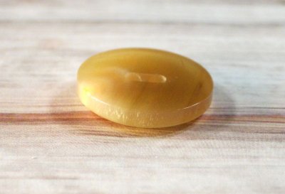 画像9: 本水牛ボタン スーツ(1)着分 シンプルな真っ平ら型2穴 糸道付で安心 超貴重なベージュ色 No. 630