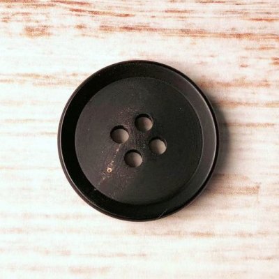 画像1: 本水牛ボタン  縁が細いオリジナル型　スーツに最適　シックなマット仕上げ　黒 1056