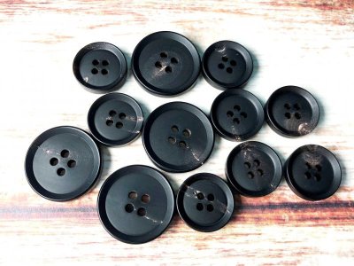 画像4: 本水牛ボタン  縁が細いオリジナル型　スーツ(1)着分　シックなマット仕上げ　黒 1056