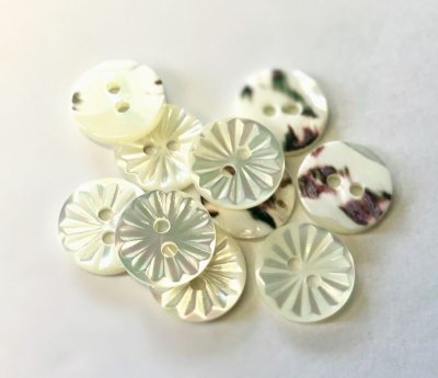 画像3: 高瀬貝 貝ボタン 菊の模様にカットした貝ボタン　SH-2224