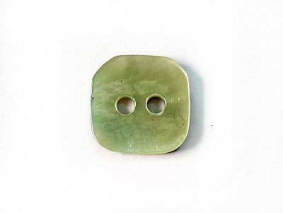 画像3: 和のオリジナル色に染色したパールシェル　四角型の貝ボタン　若葉色（わかば色）