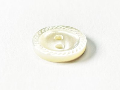 画像2: 高瀬貝 貝ボタン  縄目模様の彫刻を施した貝ボタン SH2109