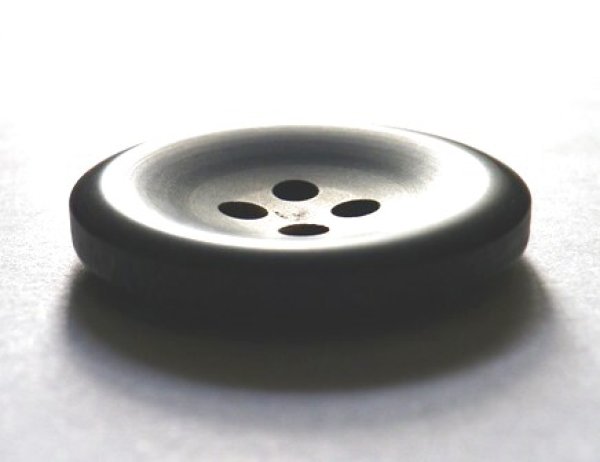 画像3: 本水牛ボタン 4穴 半ツヤ 黒色 優しいライン No.510 (3)