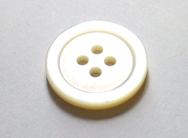 画像1: 最高級 白蝶貝 貝ボタン  定番の17型 4穴　シルキー加工 （マットな消し加工）SH-117K (1)