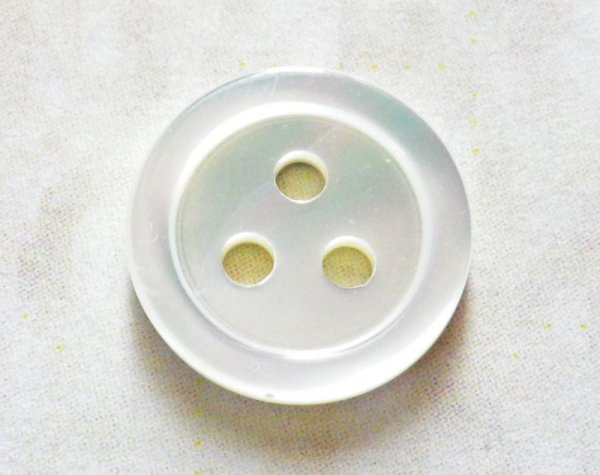 画像1: 高瀬貝  貝ボタン  珍しい3穴の貝ボタン シャツに最適 かわいい貝ボタン SH-117-3 (1)