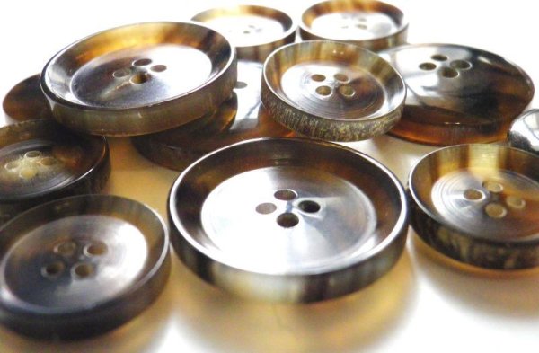 画像4: 本水牛ボタン  本格的イタリアモデル　スーツに最適　貴重な茶色 1027 (4)