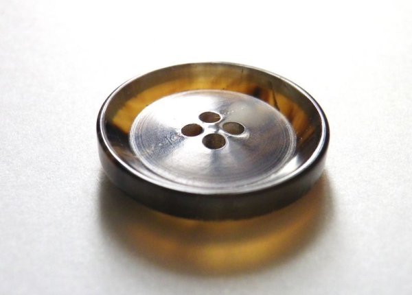 画像2: 本水牛ボタン  本格的イタリアモデル　スーツに最適　貴重な茶色 1027 (2)