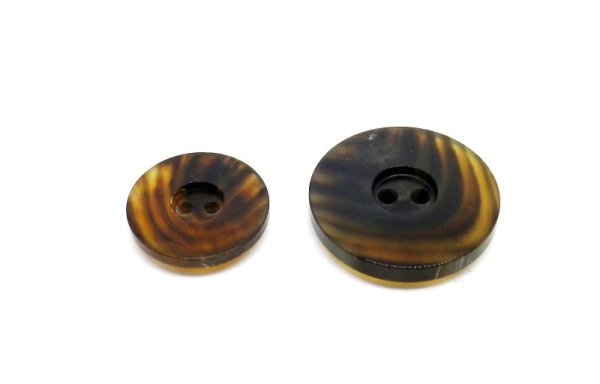 画像5: 本水牛ボタン　スーツ(1)着分　貴重な茶色　穴の細い2穴 イタリア型　BH-1 (5)