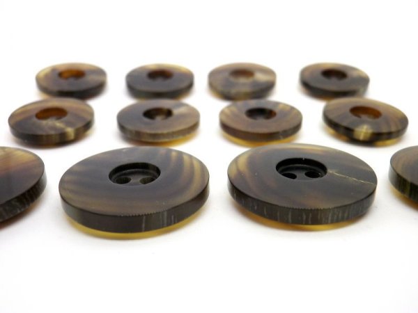 画像3: 本水牛ボタン　スーツ(1)着分　貴重な茶色　穴の細い2穴 イタリア型　BH-1 (3)