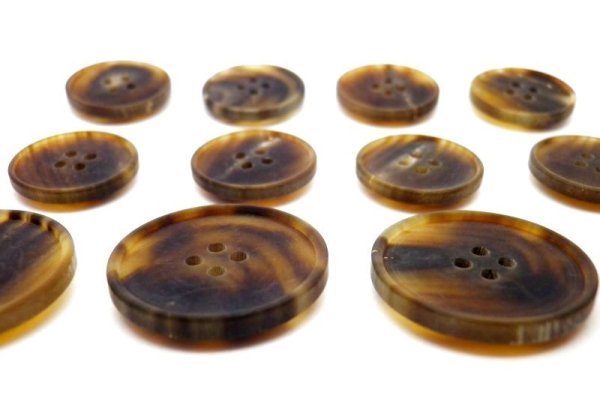 画像3: 本水牛ボタン　スーツ(1)着分　シックな茶色　ビンテージ加工　細い穴のイタリアタイプ　955-MB-VI (3)