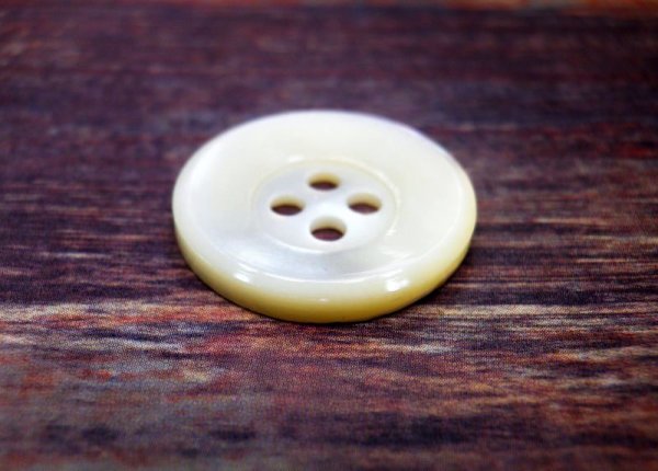 画像2: 高瀬貝 貝ボタン  最高品質　シャツ、スーツに最適 SH-118 4穴 (2)