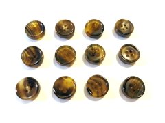 本水牛釦　シャツ(1)着分 11.5mm 4mm厚みの高級品　ツヤの貴重な茶色  580-4mm