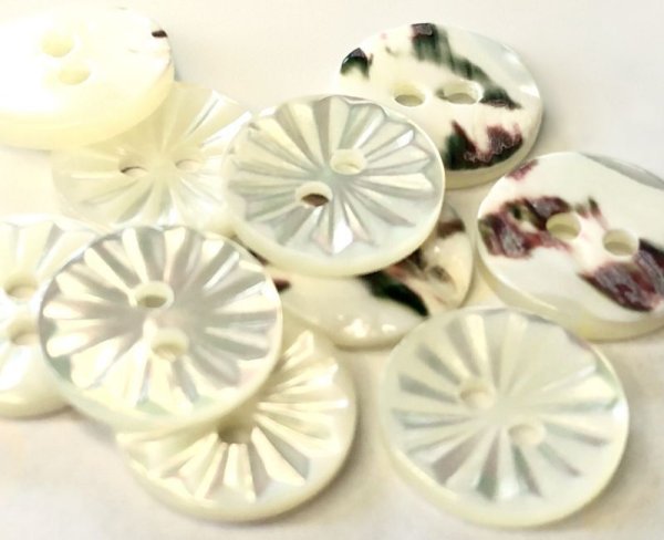 画像2: 500円　送料無料  高瀬貝 貝ボタン 菊の模様にカットした貝ボタンセット SH-2224 (2)