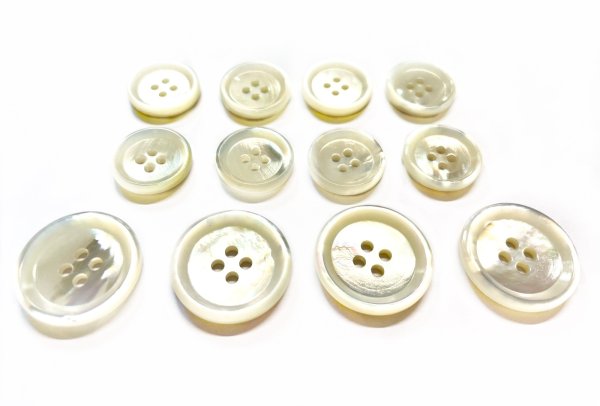画像1: 白蝶貝 貝ボタン スーツ1着分セット　裏面までこだわりぬいた最高級　SH-2217 (1)